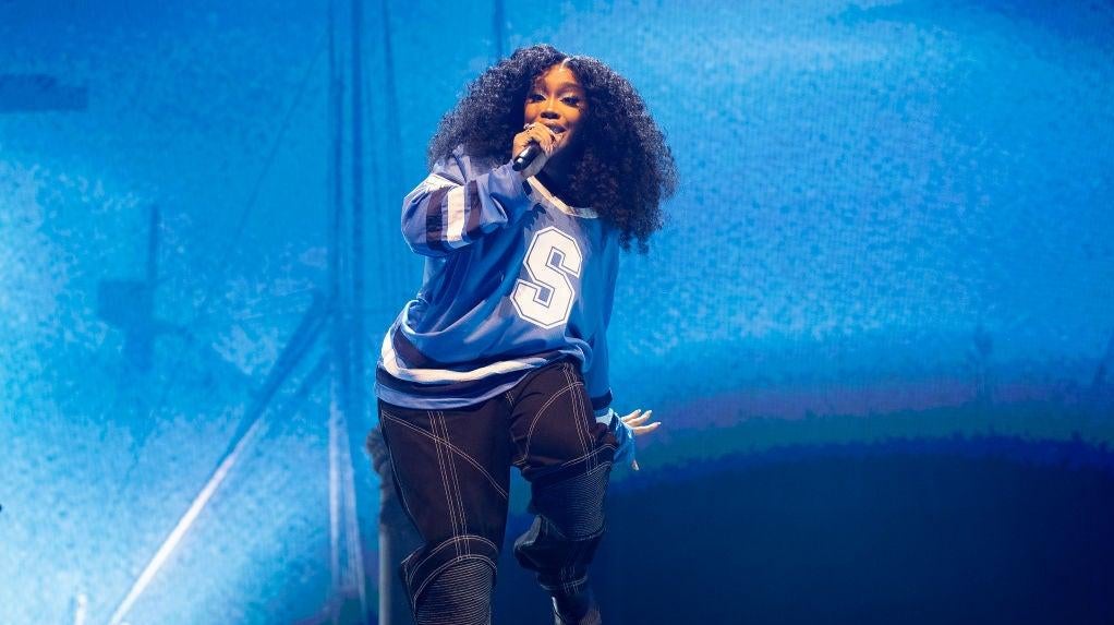 Ouch! Watch SZA’s Rough Opening Night Incident on Her Tour With Kendrick Lamar