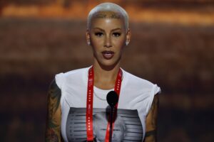 WATCH: Internet and BET React to Unearthed Clip Of Amber Rose and Joseline Hernandez College Hill Fight