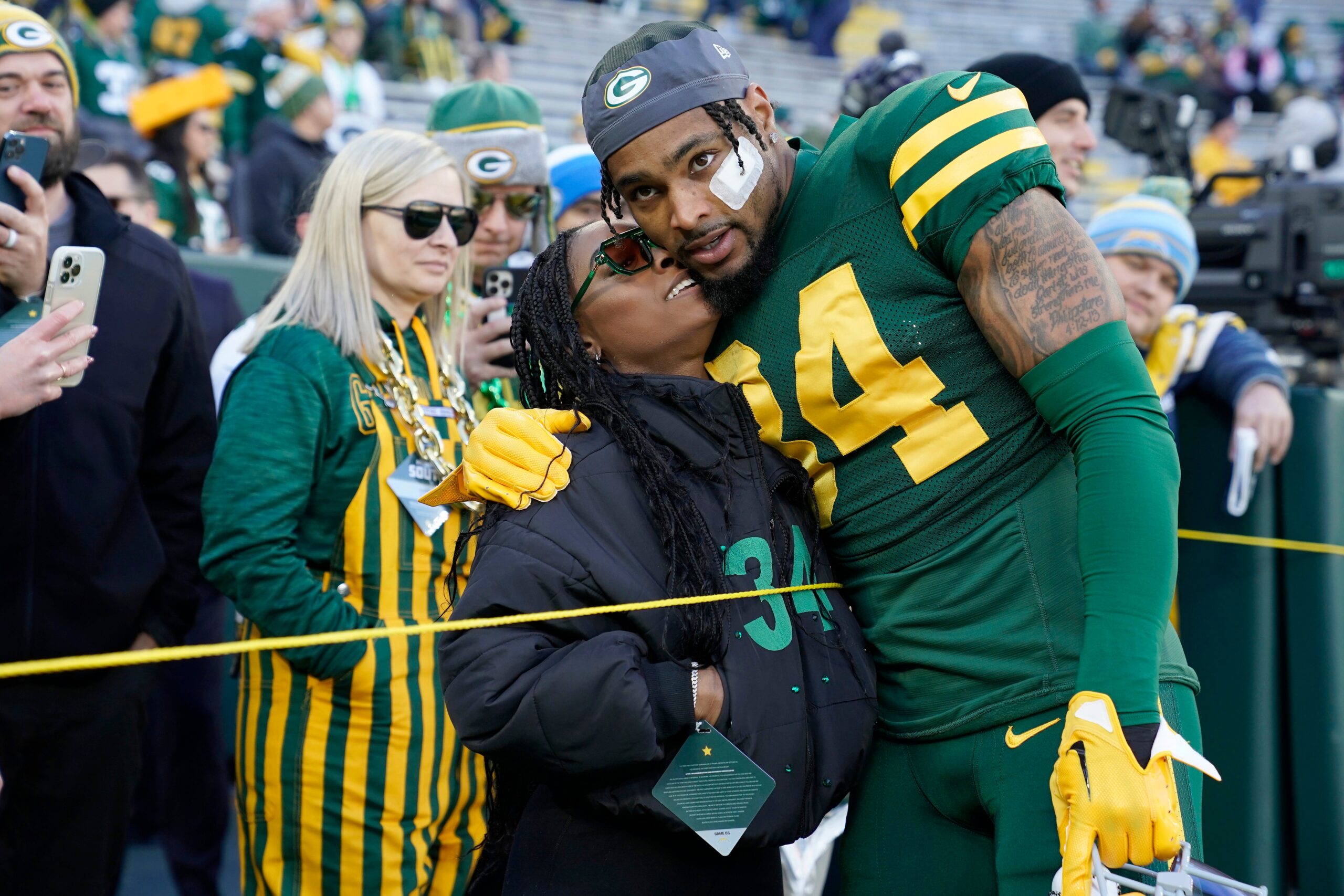 GREEN BAY, WISCONSIN - NOVEMBER 19: Jonathan Owens #34 of the Green Bay Packers meets with wife Simone Biles before the game against the Los Angeles Chargers at Lambeau Field on November 19, 2023 in Green Bay, Wisconsin. Photo: Getty Images Patrick McDermott