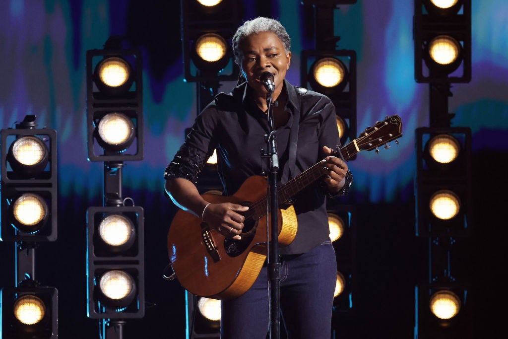 Tracy Chapman’s Makeup Artist Spills the Tea on How She gave the Icon’s Skin that Glow during the Grammys