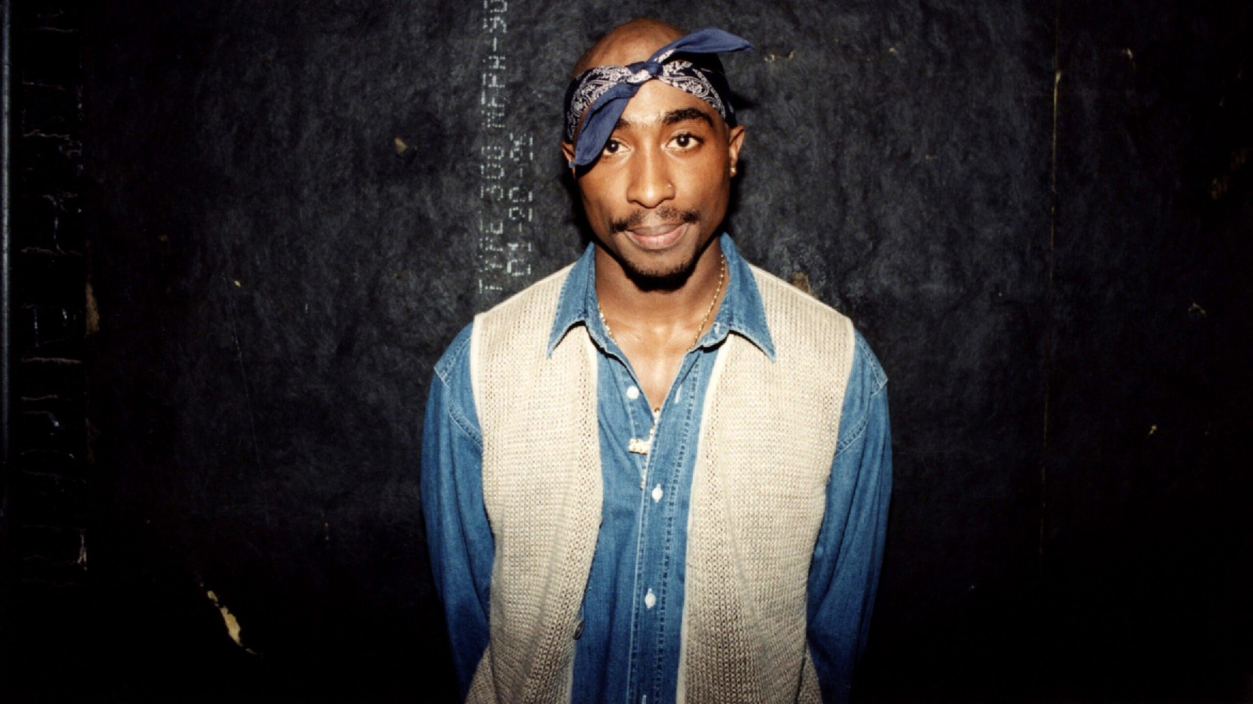 Tupac Shakur poses for photos backstage after his performance at the Regal Theater in Chicago, Illinois in March 1994. Photo: Getty Images Raymond Boyd