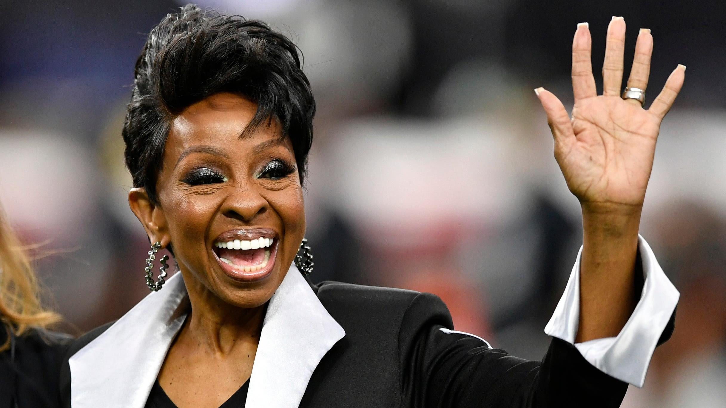 Gladys Knight waves after performing the national anthem ahead of a game between the Baltimore Ravens and the Las Vegas Raiders on September 13, 2021 in Las Vegas, Nevada. Photo: Getty Images Chris Unger