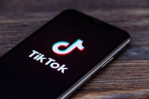Viral TikTok Shows White Pizza Hut Worker Calling Cops on Black Customer After Refusing to Believe She Already Paid Online