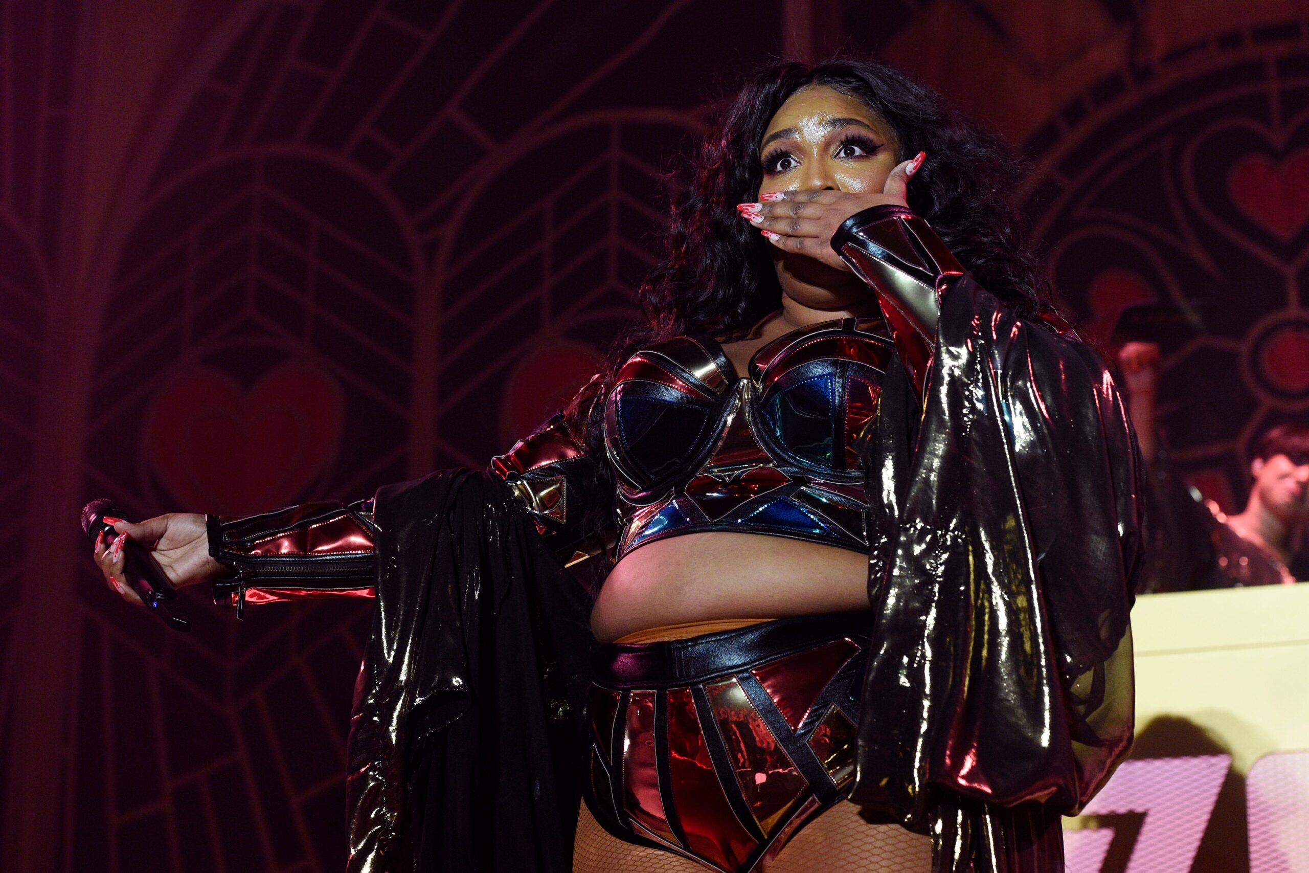 “Why social media users great ‘til they gotta be great” is what Lizzo should be singing after being sued for by a food delivery driver who she is accused of maligning on Twitter in September. Photo: AP Chris Pizzello