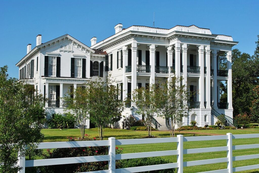 Take a Peek Inside America’s Most Notorious Southern Plantation Mansions